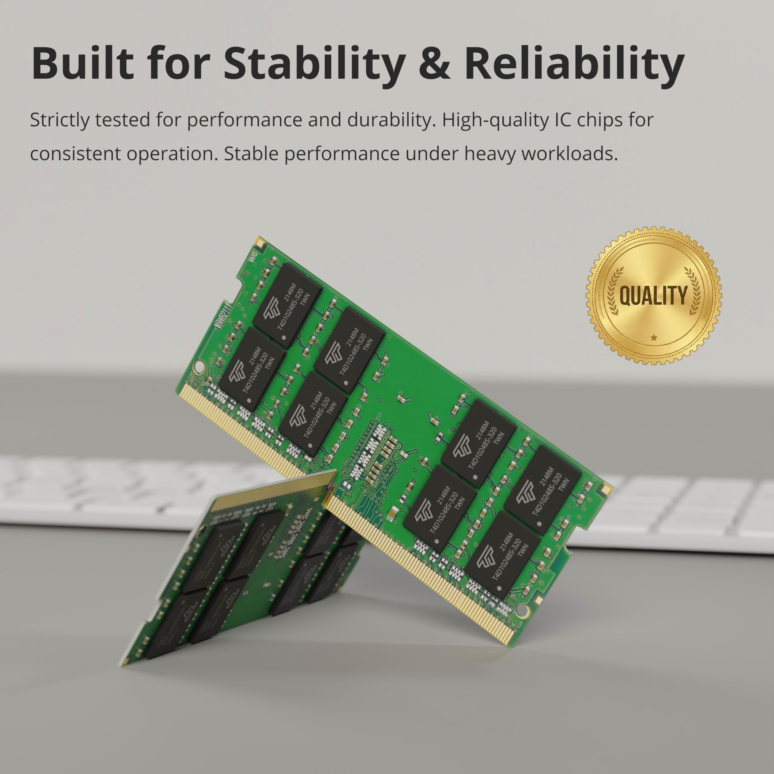 Deux modules RAM verts posés sur une table devant un clavier. Le texte du haut indique : Built for Stability & Reliability.