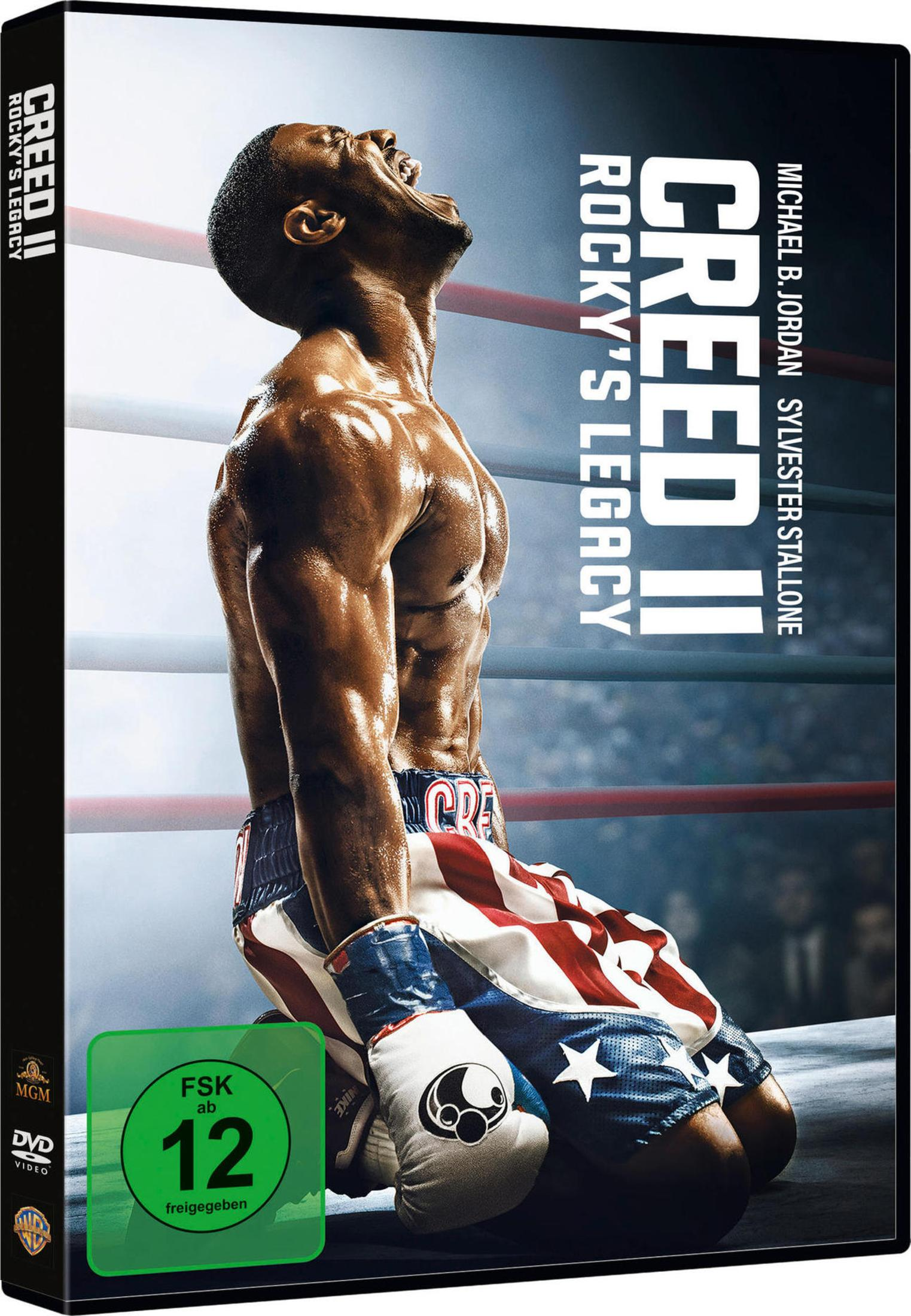 Ein muskulöser Boxer kniet mit erhobenem Kopf in einem Ring vor der Aufschrift Creed II.