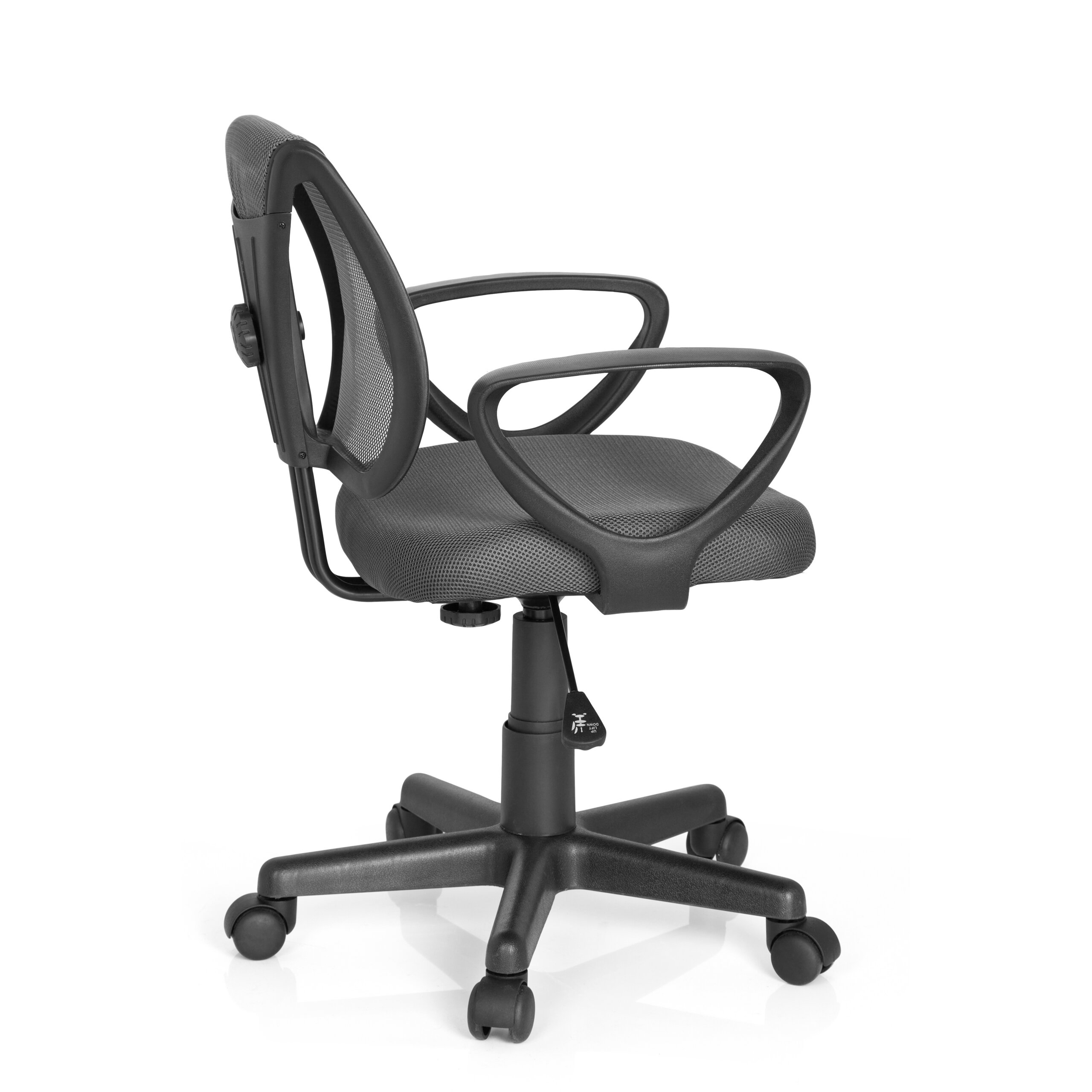 Ein schwarzer ergonomischer Buerostuhl mit Netzrueckenlehne und Rollen auf weissem Hintergrund.