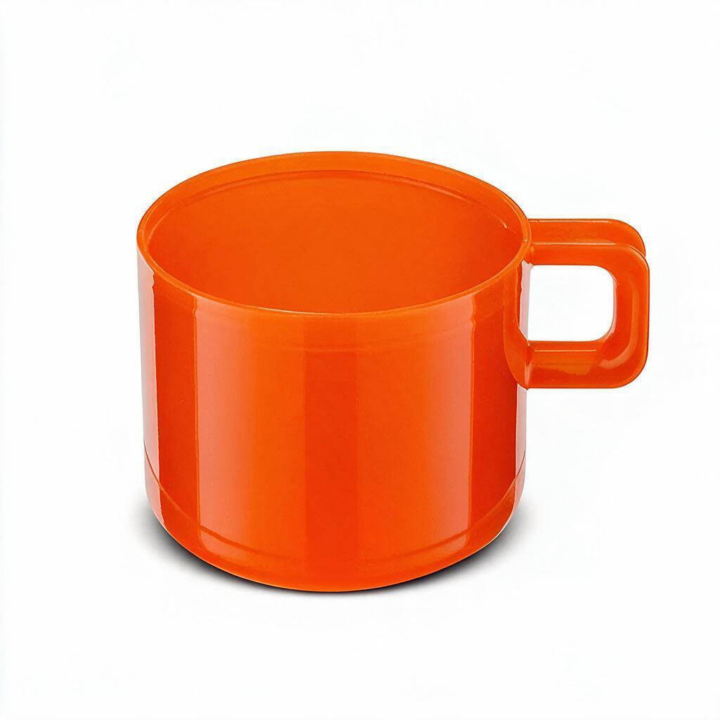 Eine glänzende, orangefarbene Plastiktasse mit eckigem Henkel auf weißem Hintergrund.