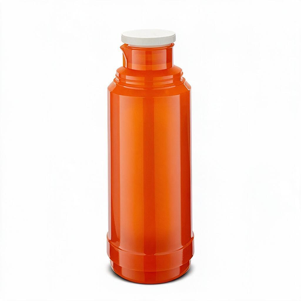 Eine orangefarbene Thermoskanne mit weißem Deckel steht vor einem hellen Hintergrund.