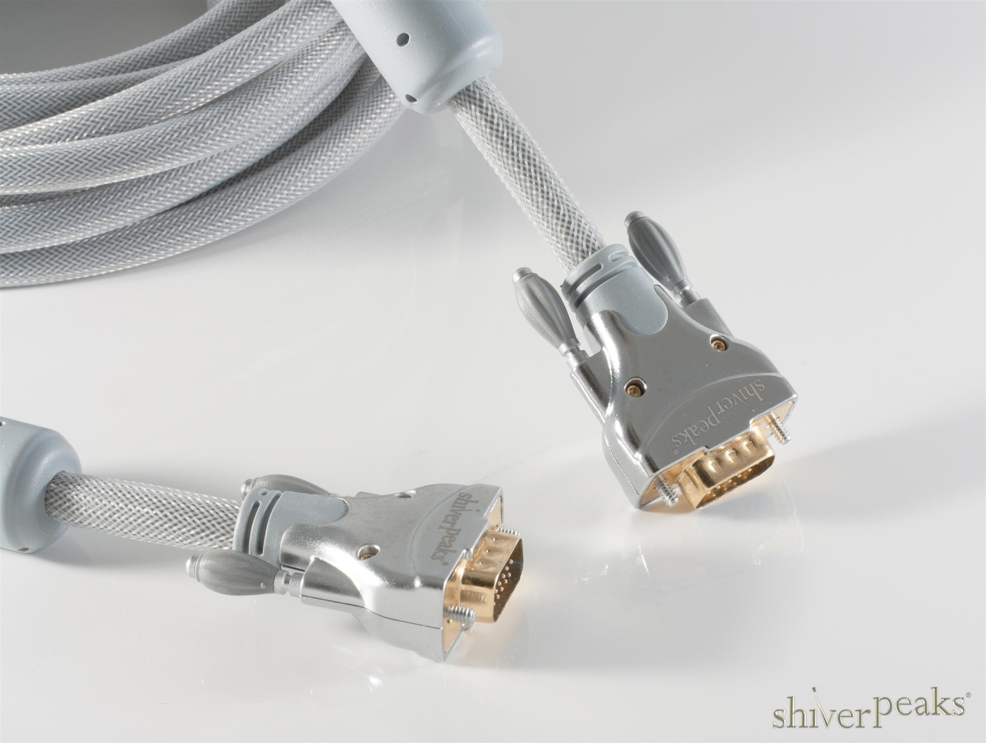 Ein graues VGA-Kabel mit vergoldeten Anschlüssen auf einer weißen Oberfläche.
