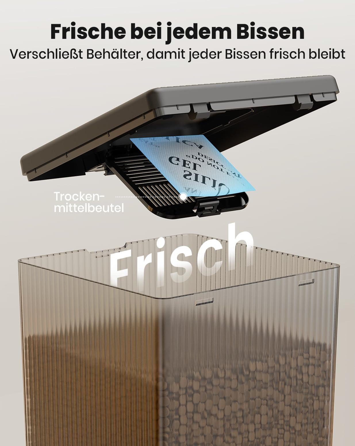 Un coperchio trasparente sostiene un sacchetto essiccante blu sopra un contenitore.