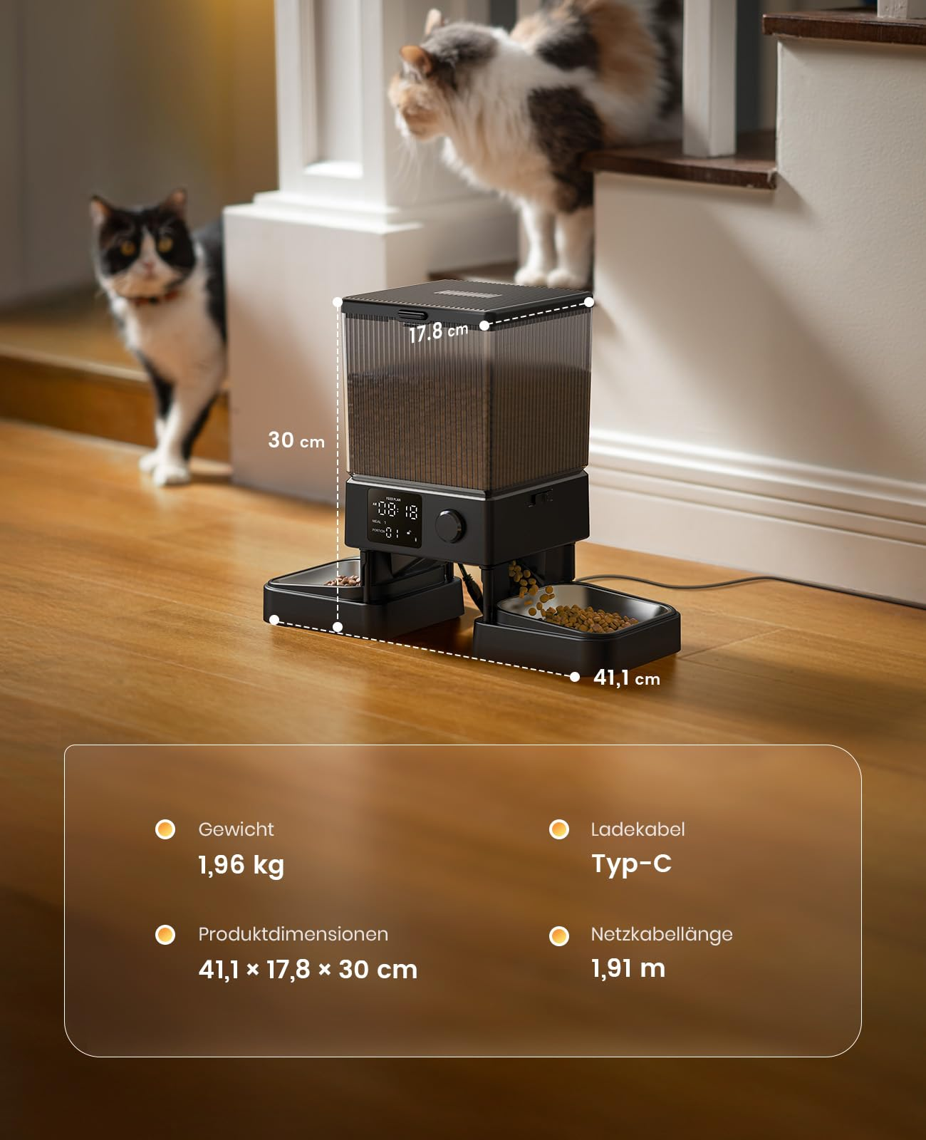 Distributore automatico di cibo per gatti con due ciotole e dimensioni su pavimento in legno, con due gatti.