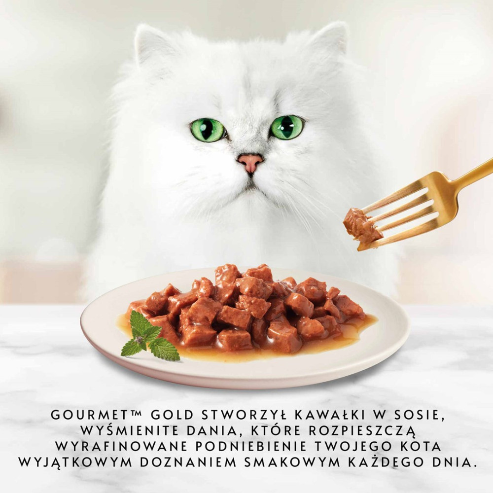 Biały kot patrzy na talerz z karmą w sosie, a złoty widec trzyma jeden kawałek.