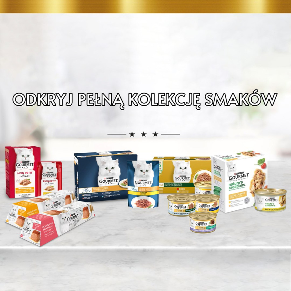 Różne produkty dla kotów Purina Gourmet stoją na jasnej powierzchni na białym tle.