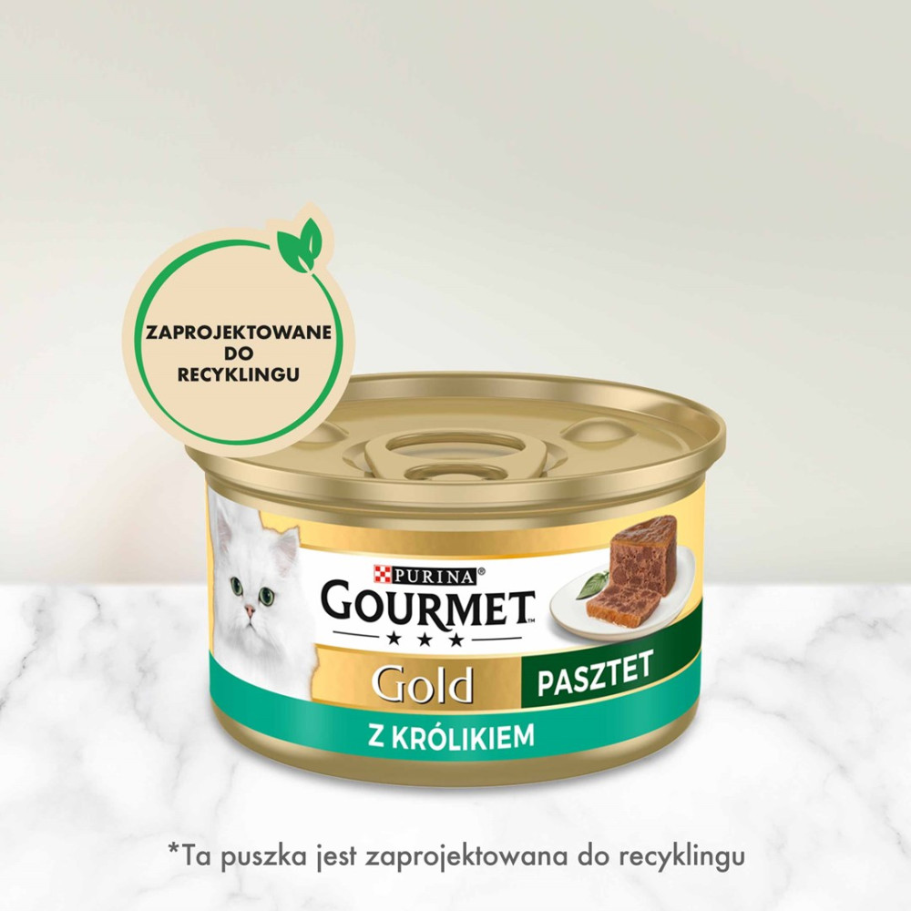 Puszka karmy dla kota Purina Gourmet Gold o smaku królika stoi na białej marmurowej powierzchni.