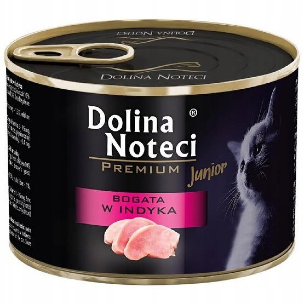 Czarna puszka karmy dla kota z białym kotkiem, napisem Dolina Noteci Junior i kawałkami indyka.