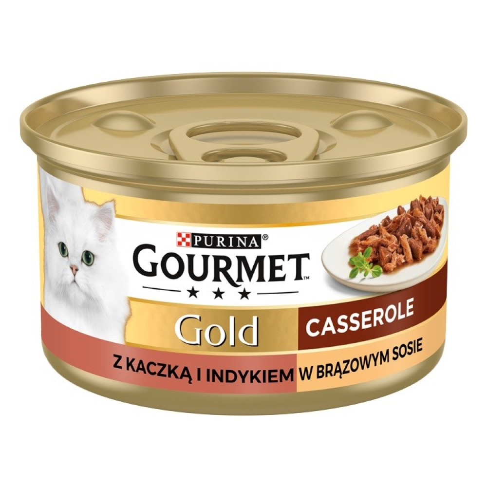 Złota puszka karmy dla kota Purina Gourmet Gold z kaczką i indykiem w brązowym sosie, z białym kotem.