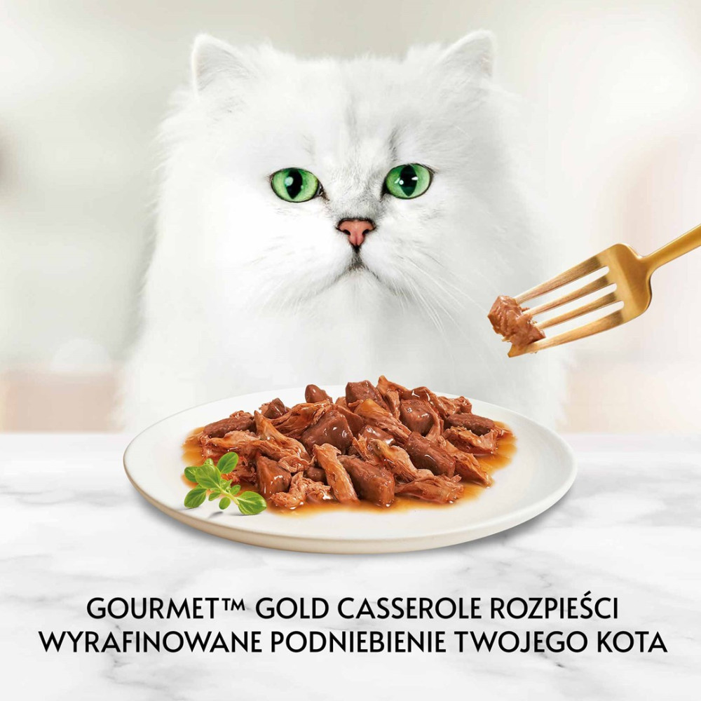 Biały kot patrzy na jedzenie dla kota na talerzu ze złotym widelcem.