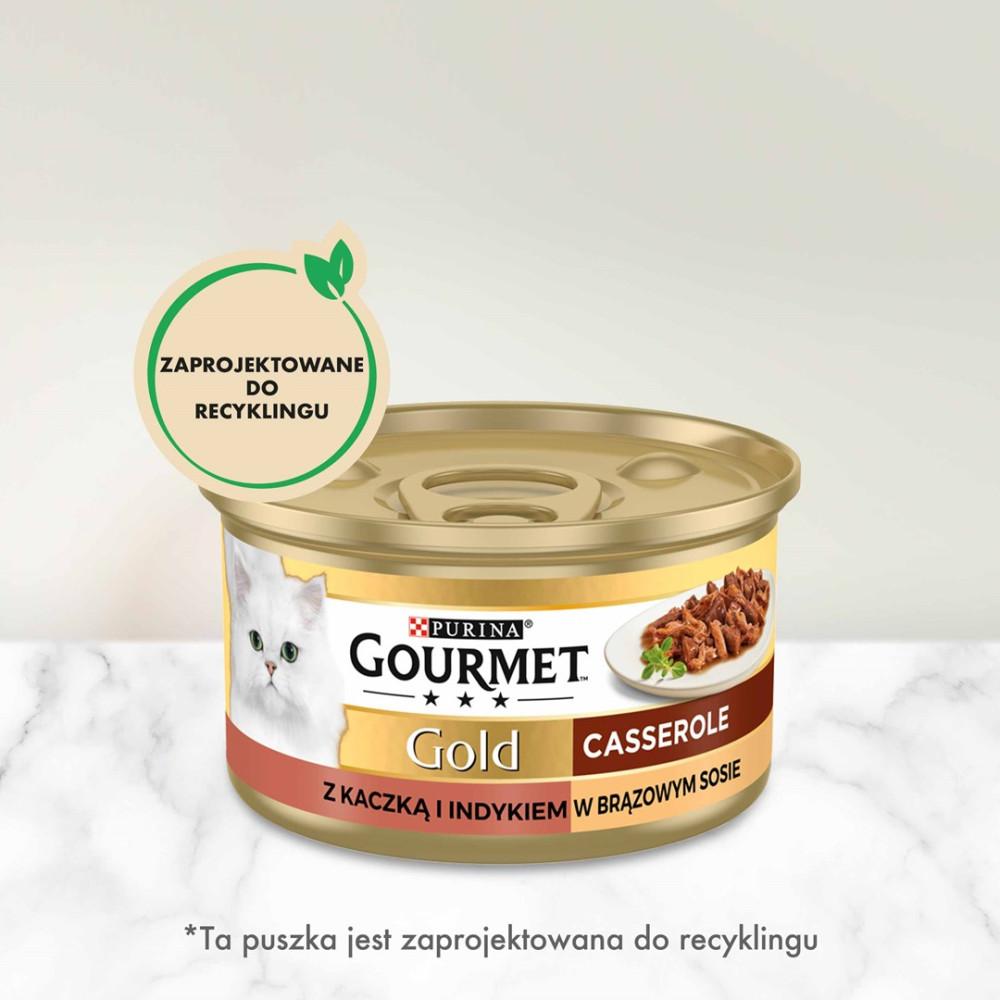 Puszka karm dla kota Purina Gourmet Gold z białym kotem i smakiem kaczki z indykiem na białym marmurze.