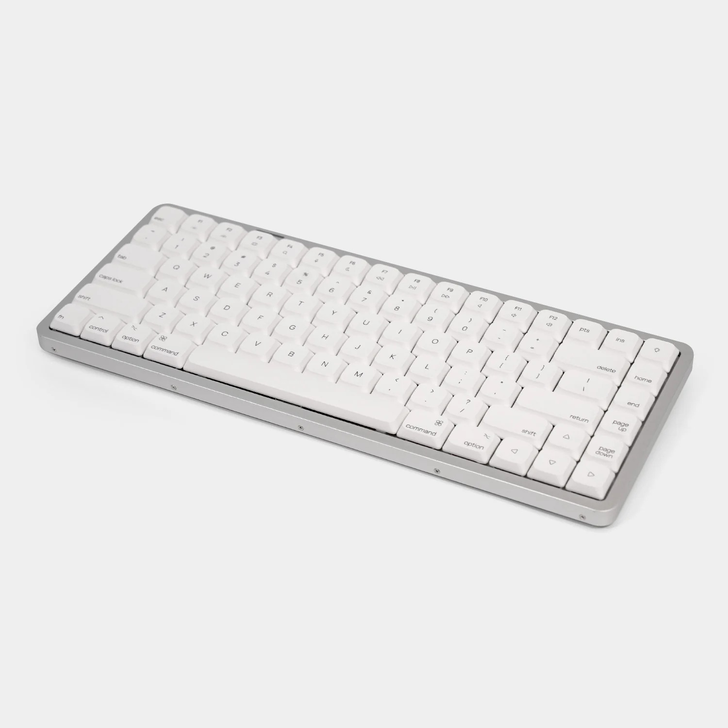 Biało-srebrna klawiatura komputerowa z układem QWERTY i płaskimi klawiszami na neutralnym tle.