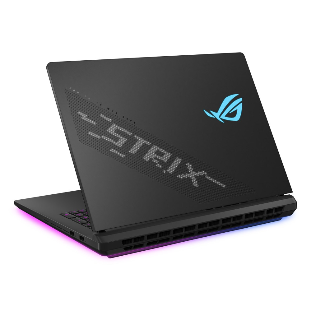 Czarny laptop do gier z świecącym na niebiesko logo ROG i napisem STRIX na klapie, na białym tle.