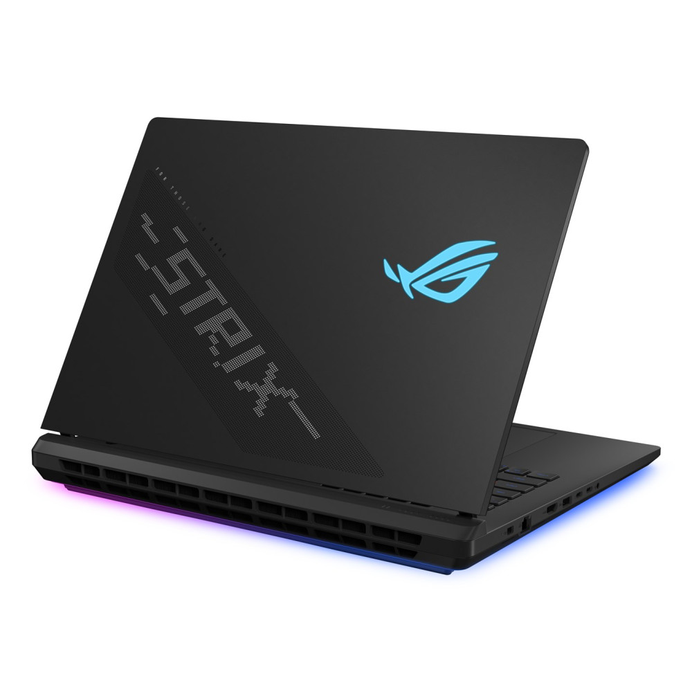 Czarny laptop do gier z świecącym na niebiesko logo ROG i napisem STRIX na pokrywie, na białym tle.
