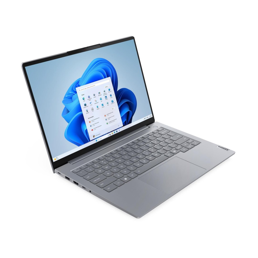 Srebrny laptop Lenovo jest otwarty na białym tle, wyświetlając niebieską tapetę systemu Windows 11.