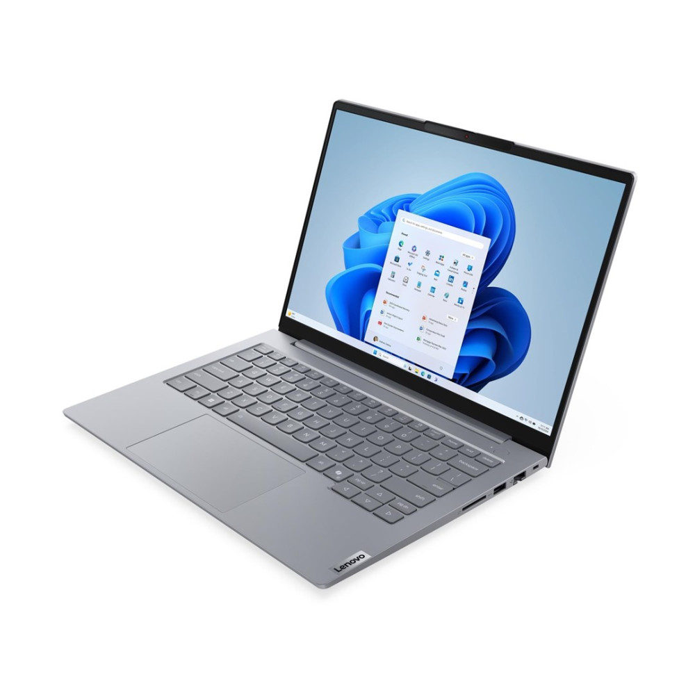 Srebrny laptop Lenovo na białym tle z widocznym pulpitem systemu Windows 11.