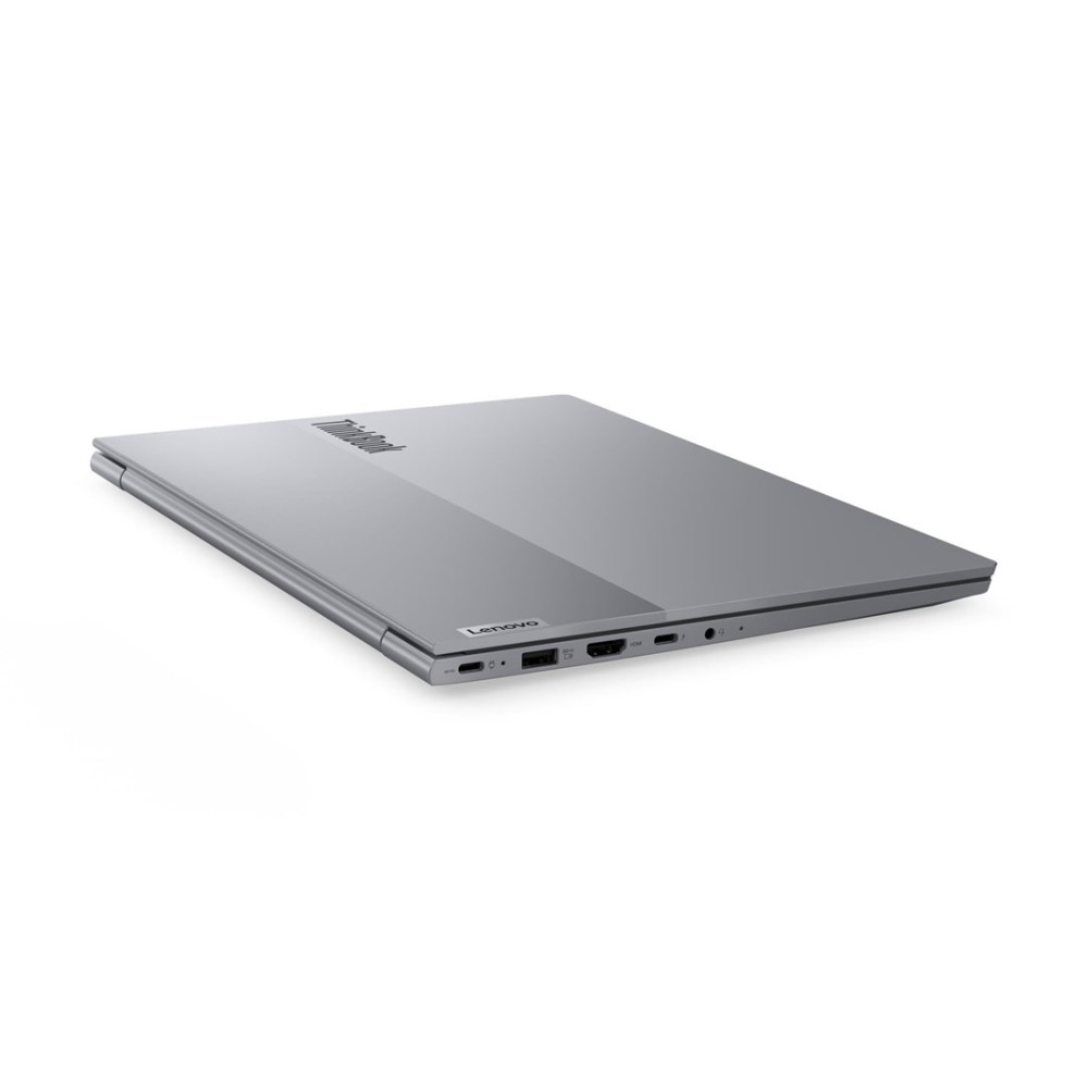 Zamknięty szary laptop Lenovo ThinkBook na białym tle, pokazujący boczne porty.