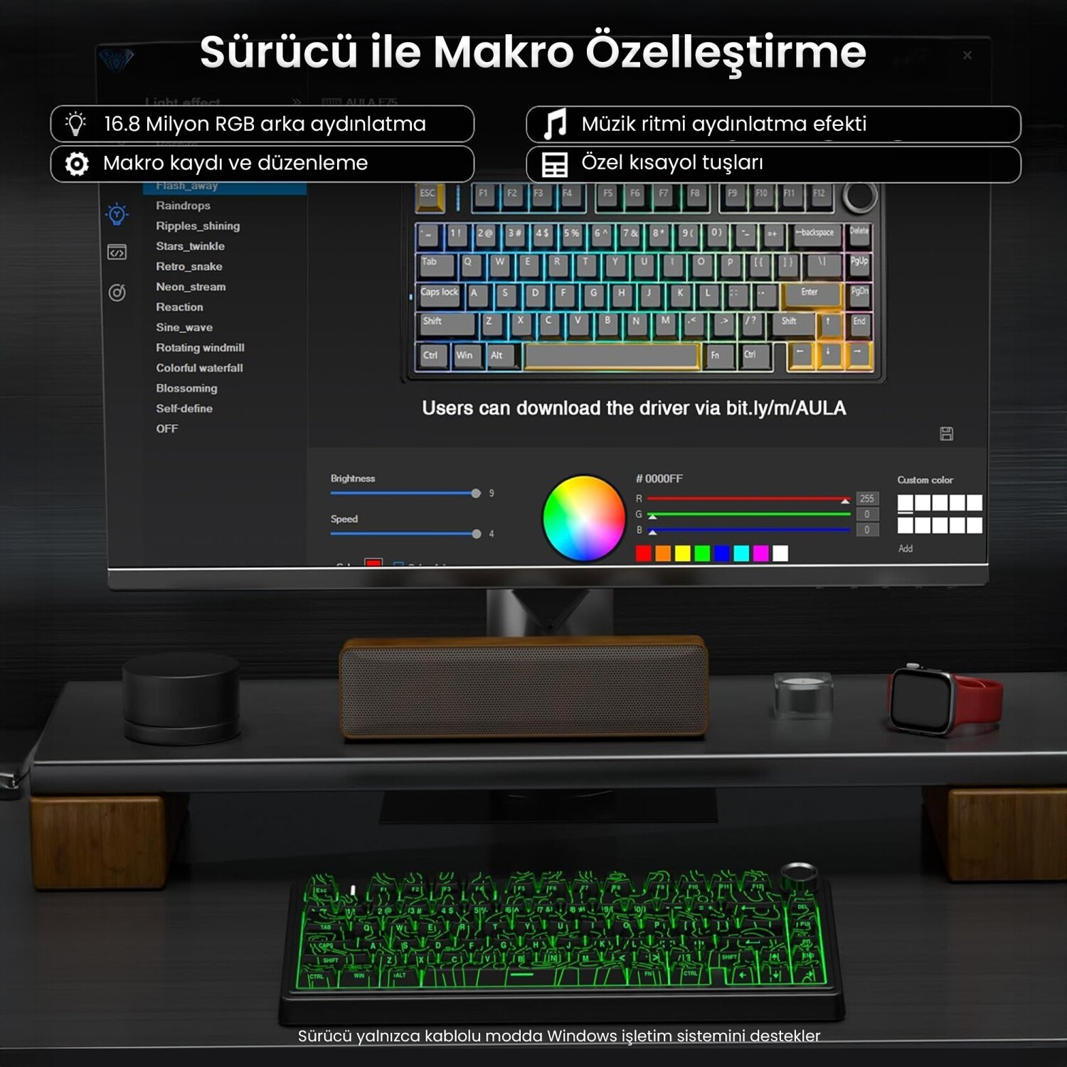 Monitor pokazuje oprogramowanie do mechanicznej klawiatury z oświetleniem RGB na biurku.