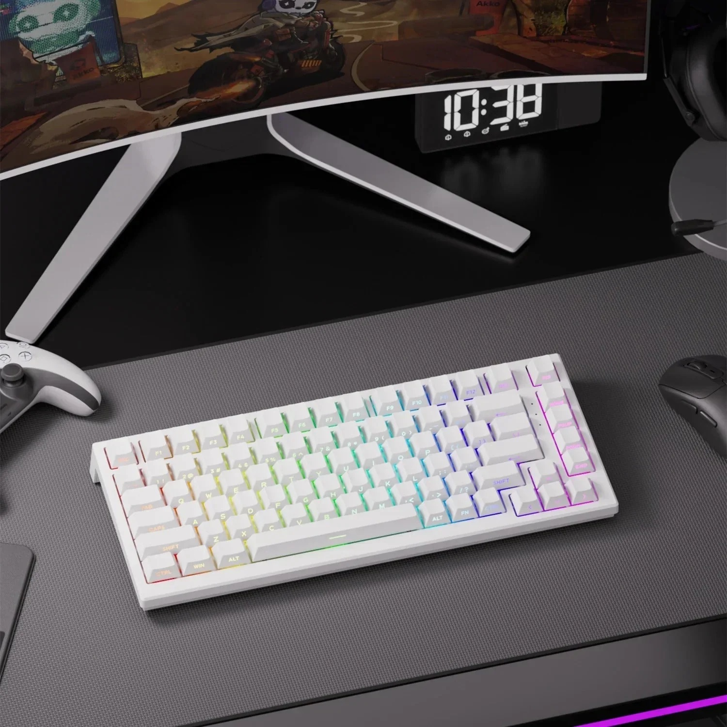 Biała klawiatura RGB na podkładce, w tle monitor, zegar i kontroler.