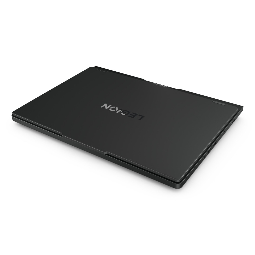 Zamknięty czarny laptop Lenovo Legion spoczywa na białej powierzchni, widziany z góry.