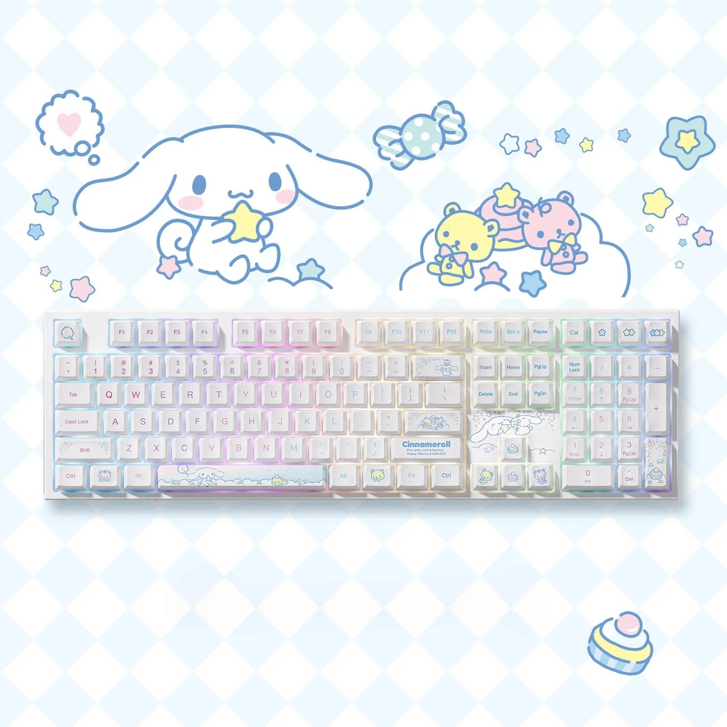 Biała klawiatura z motywami Cinnamoroll na niebiesko-białym w kratkę tle z uroczymi ilustracjami.