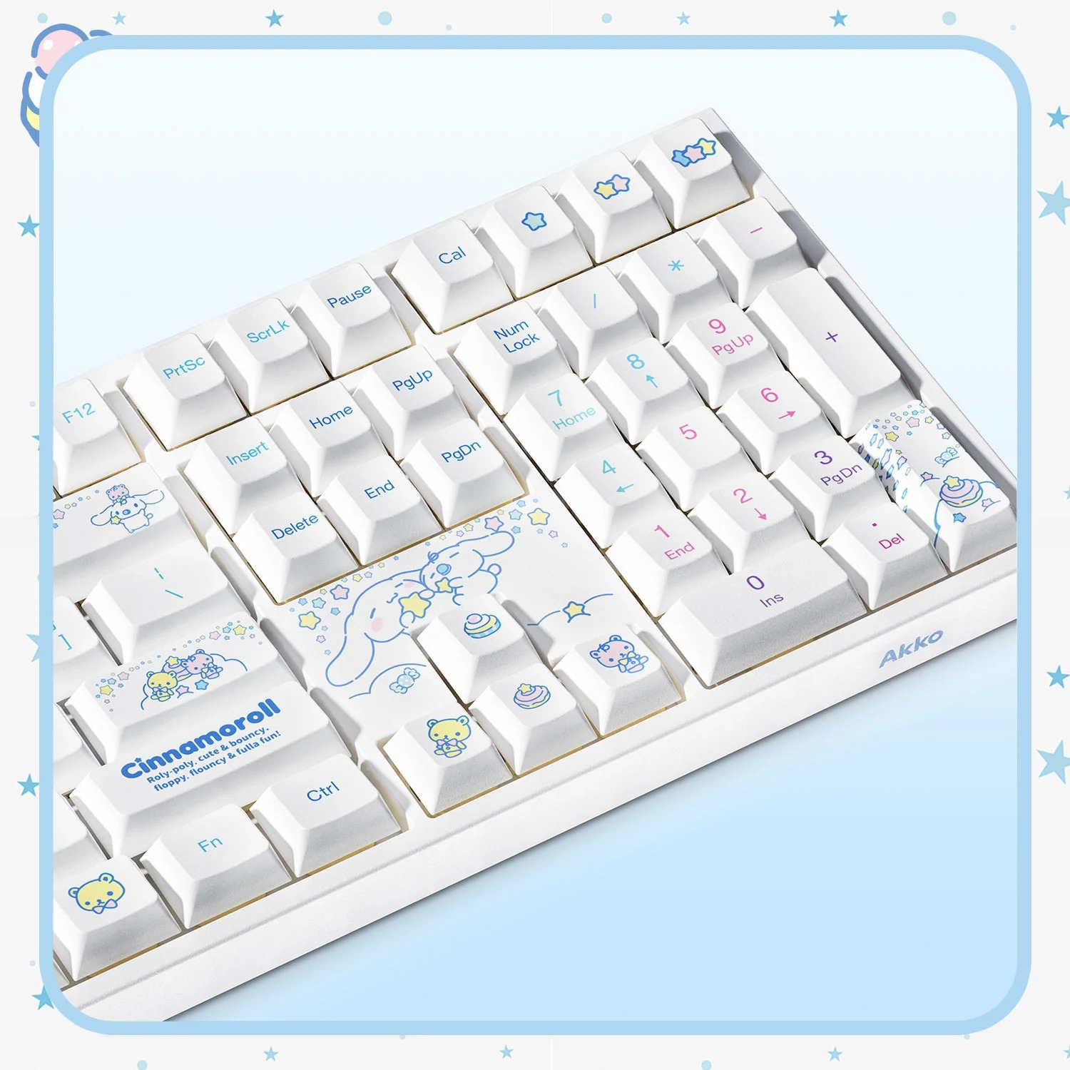 Biala klawiatura mechaniczna Cinnamoroll z niebieskimi ilustracjami.