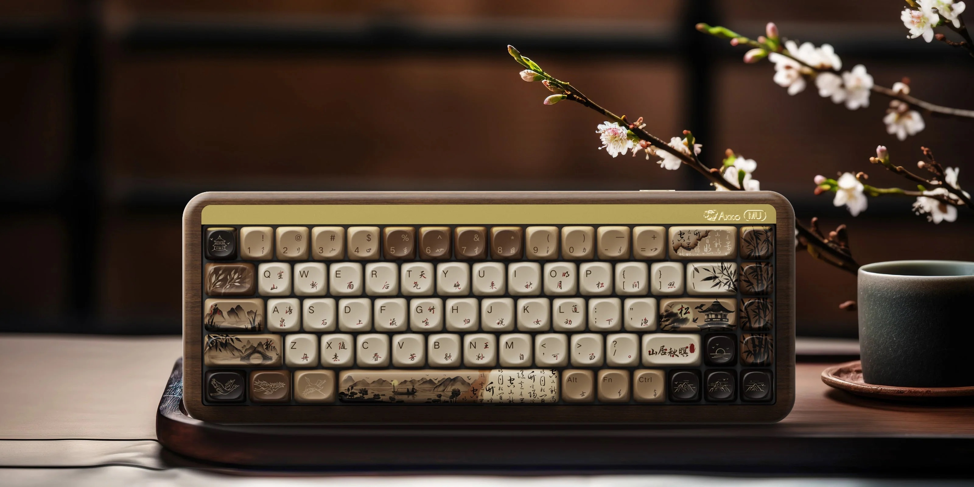 Drewniana klawiatura mechaniczna z motywami sztuki azjatyckiej, ozdobiona kaligrafią, obok bonsai.