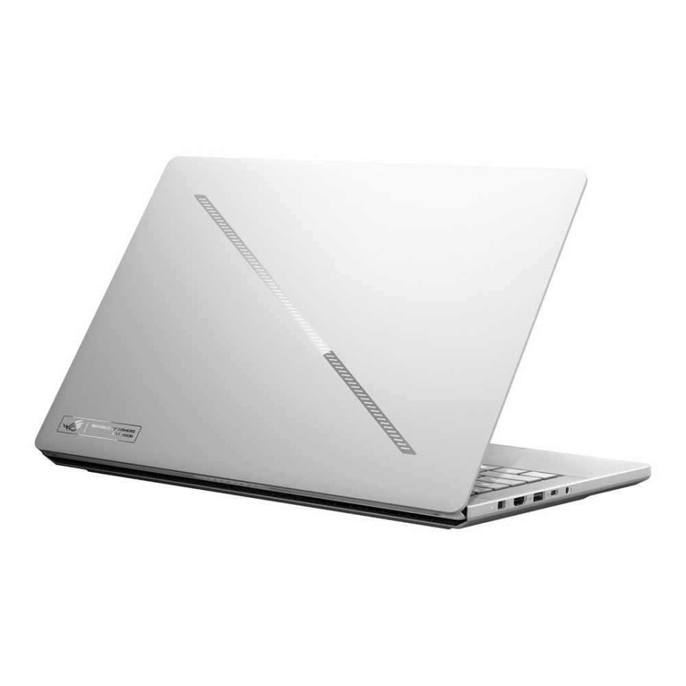 Srebrny laptop z ukośnym wzorem na klapie na białym tle.