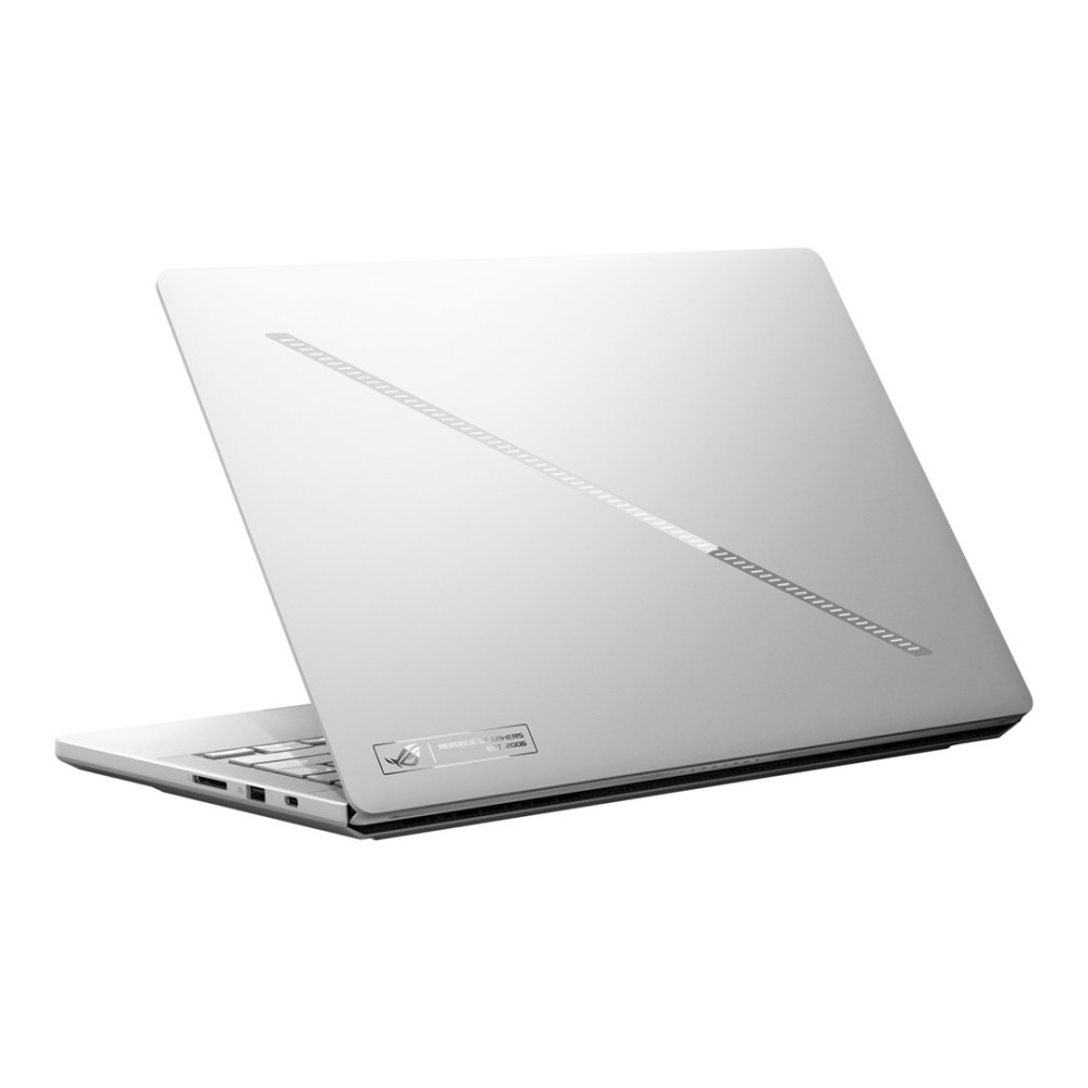 Srebrny laptop na białym tle z ukośnym paskiem świetlnym na zamkniętej klapie.