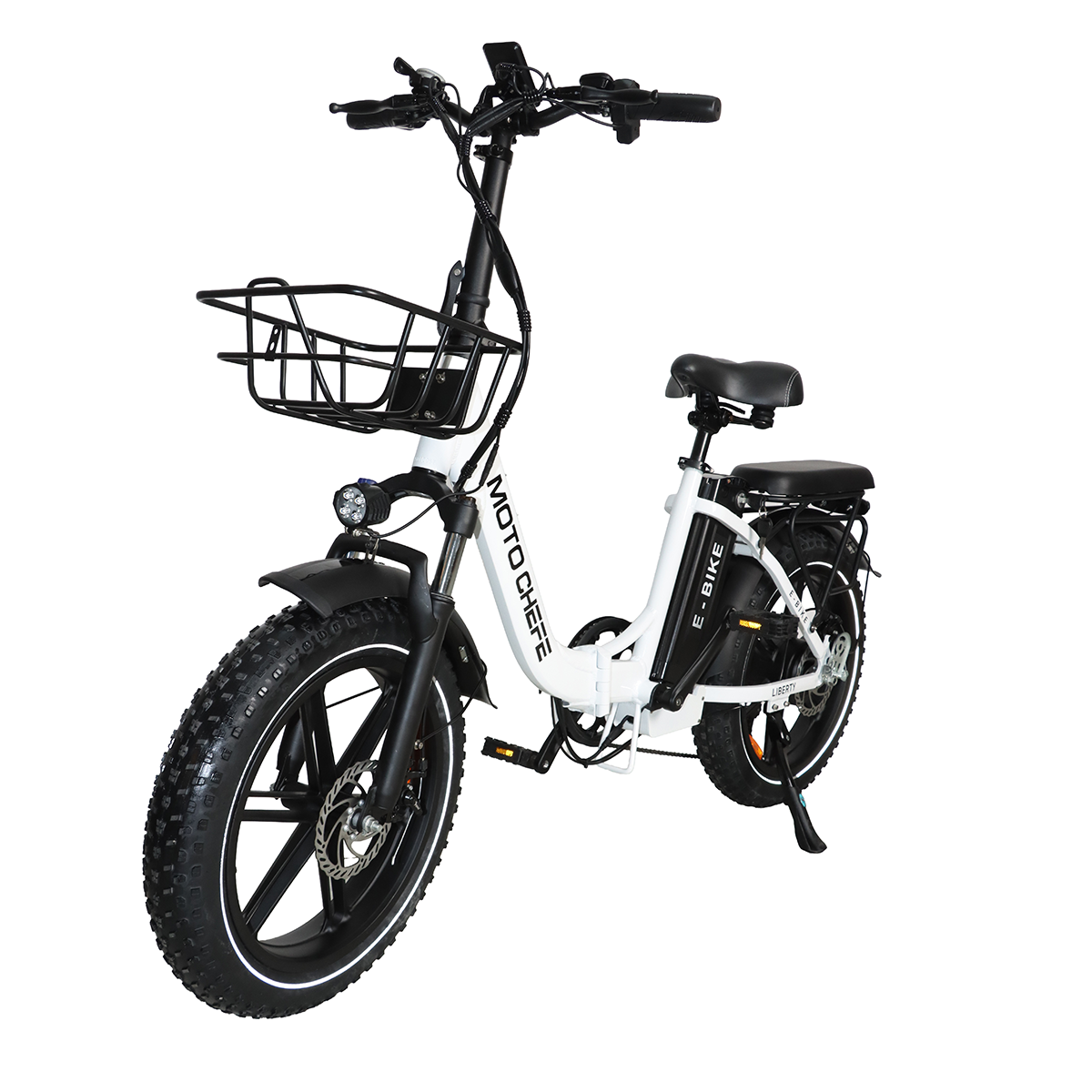 Biały rower elektryczny z grubymi oponami, przednim koszykiem, czarnym siedzeniem i napisem E-Bike na ramie.