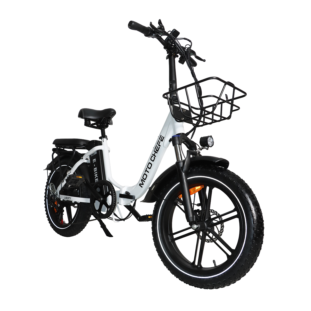 Biały rower elektryczny Moto Chef z grubymi oponami i czarnym koszem na białym tle.