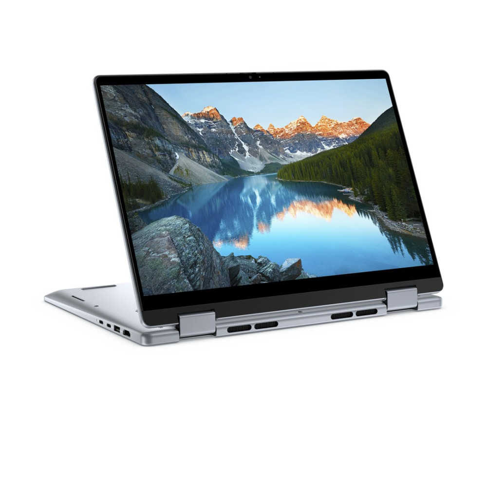 Srebrny laptop jest otwarty na białym tle, a na ekranie widać tapetę przedstawiającą góry i jezioro.