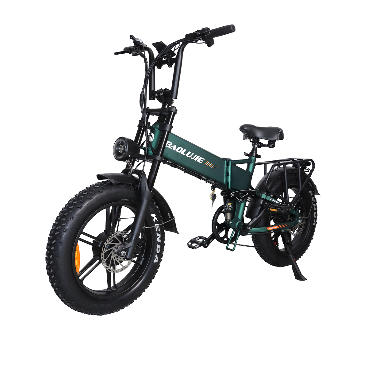 Zielony rower elektryczny z grubymi oponami, czarną ramą i bagażnikiem na białym tle.
