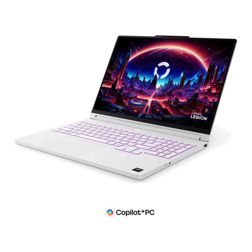 Biały laptop z kolorowym podświetleniem klawiatury i futurystyczną tapetą z miastem na ekranie.