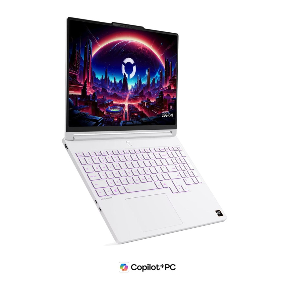 Biały laptop Lenovo z fioletowym podświetleniem klawiatury wyświetla futurystyczną tapetę przedstawiającą miasto.