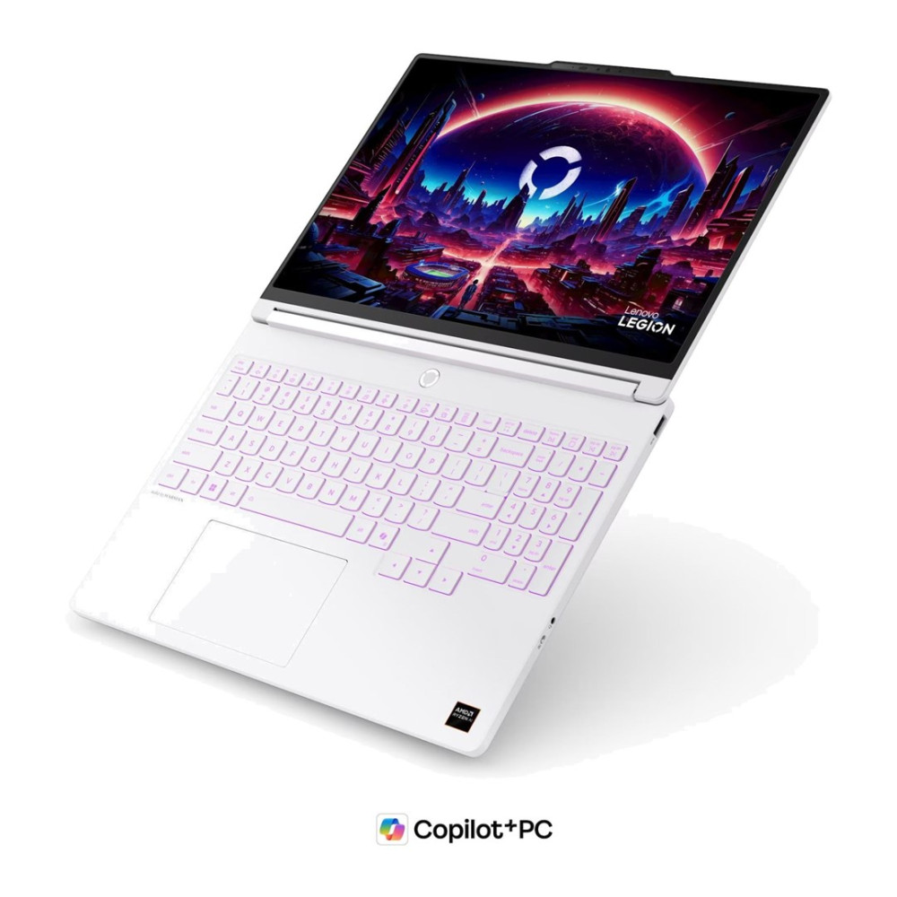 Biały laptop Lenovo z podświetlaną klawiaturą i futurystyczną tapetą z miastem na ekranie.