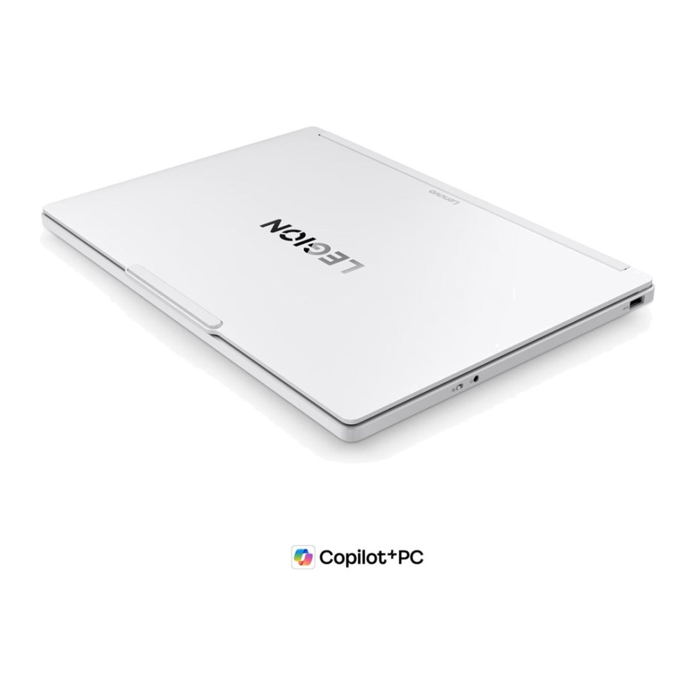 Zamknięty, biały laptop Lenovo Legion z logo Legion na pokrywie, na białym tle.