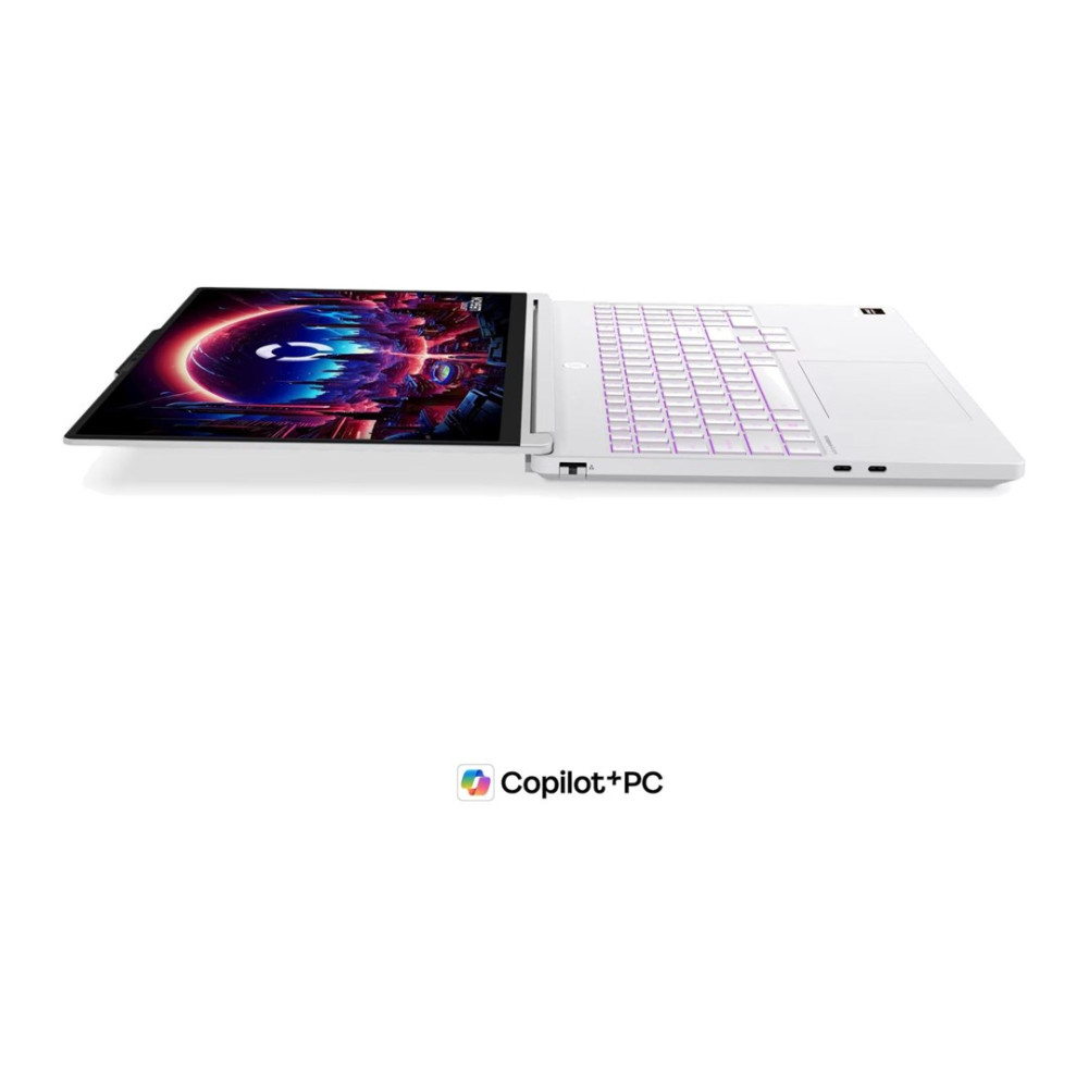 Biały laptop z kolorowym ekranem i podświetlaną klawiaturą leży płasko, obok logo Copilot+PC.
