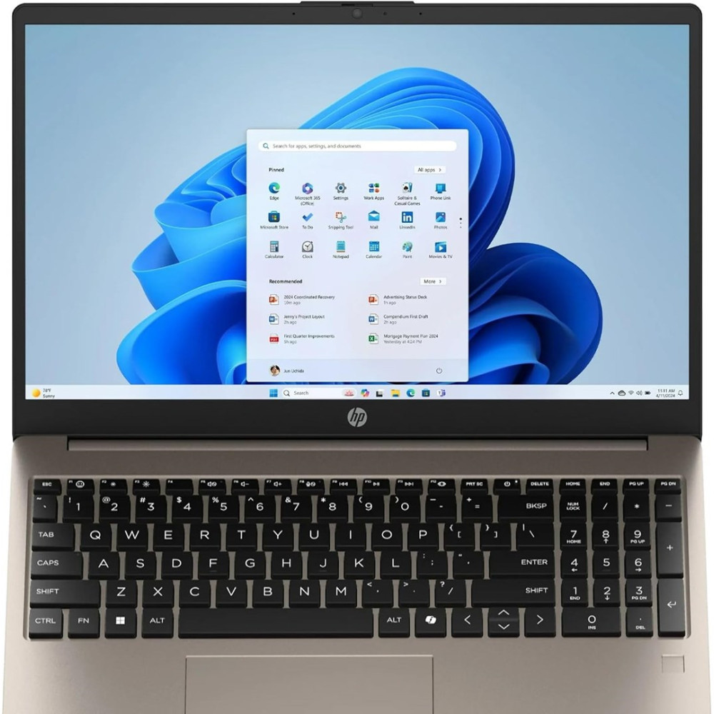 Otwarty laptop z menu startowym systemu Windows 11 na niebieskim tle i czarną klawiaturą.
