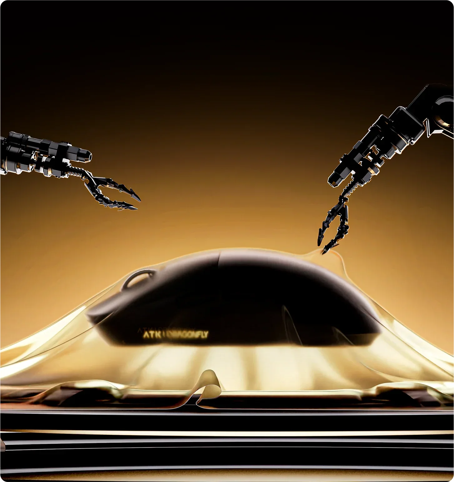 Dwa ramiona robota ostrożnie unoszą cienki, złoty arkusz, odsłaniając czarną myszkę komputerową na ciemnym tle.