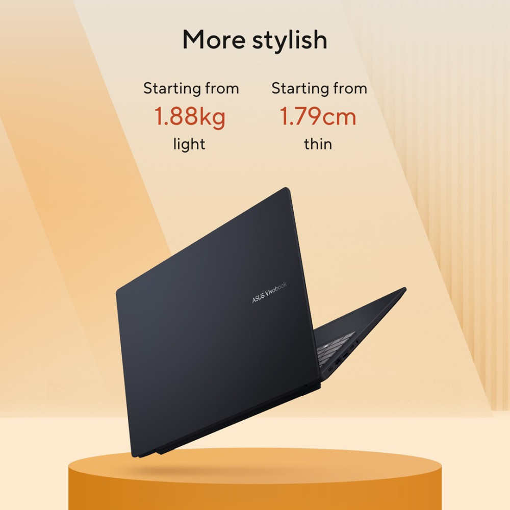Czarny laptop ASUS Vivobook unosi się nad pomarańczowym podestem na beżowym tle z danymi o wadze i grubości.
