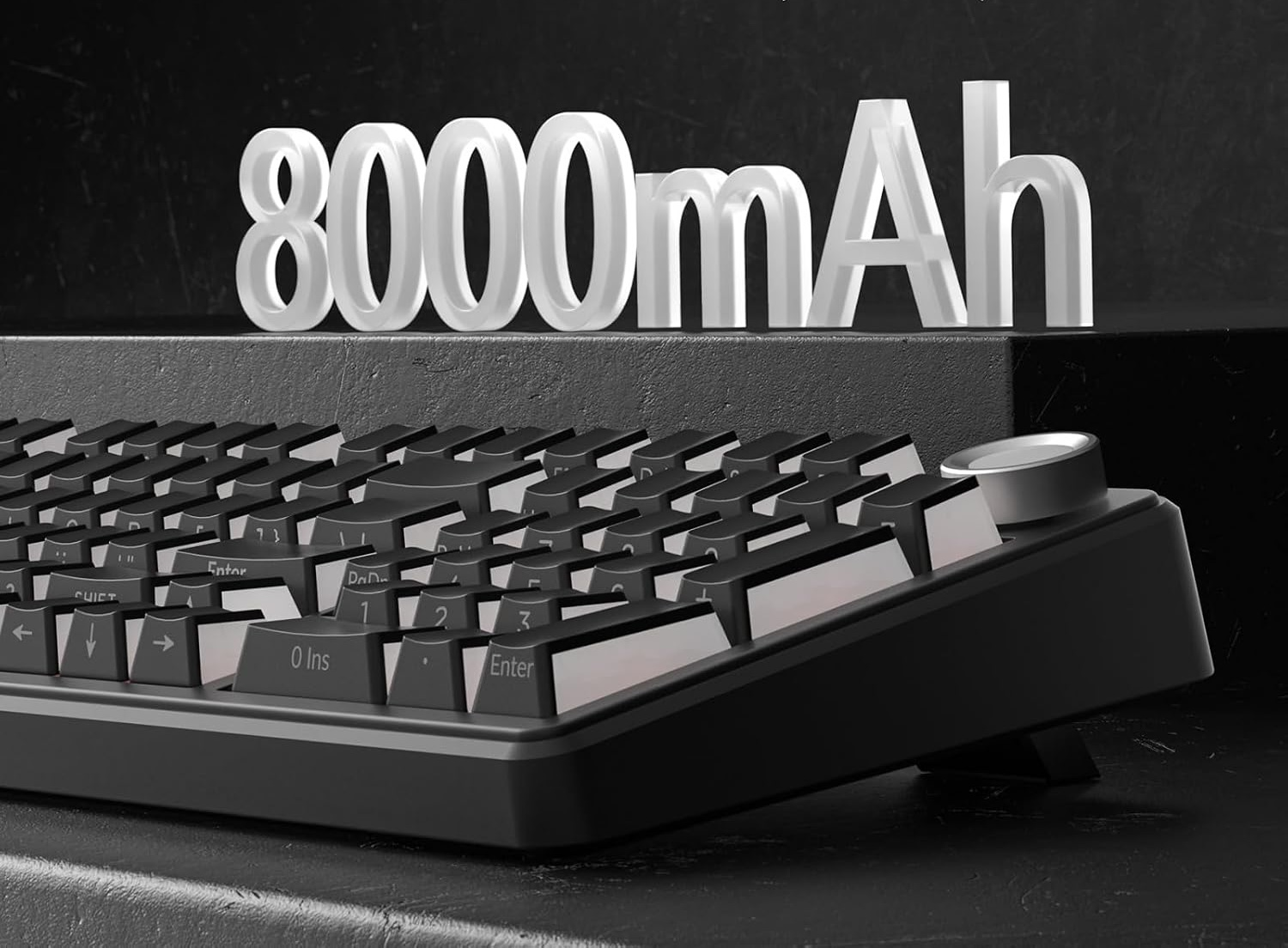 Czarna klawiatura spoczywa na powierzchni, a za nią widnieje napis 8000mAh.