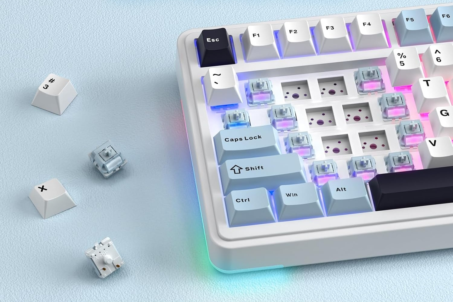 Biała klawiatura mechaniczna z podświetleniem RGB, odsłoniętymi przełącznikami i luźnymi nasadkami klawiszy.