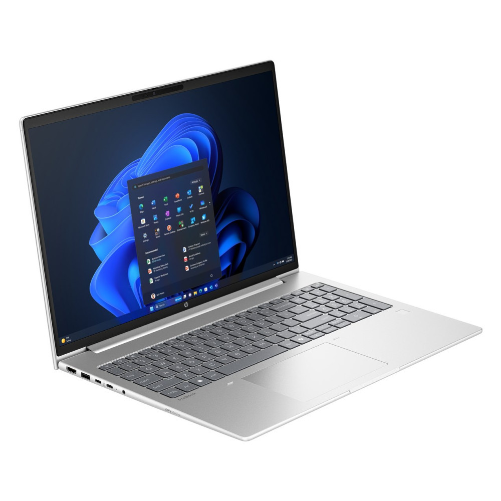Srebrny laptop w ujęciu trzy czwarte z aktywnym niebieskim ekranem systemu Windows na białym tle.