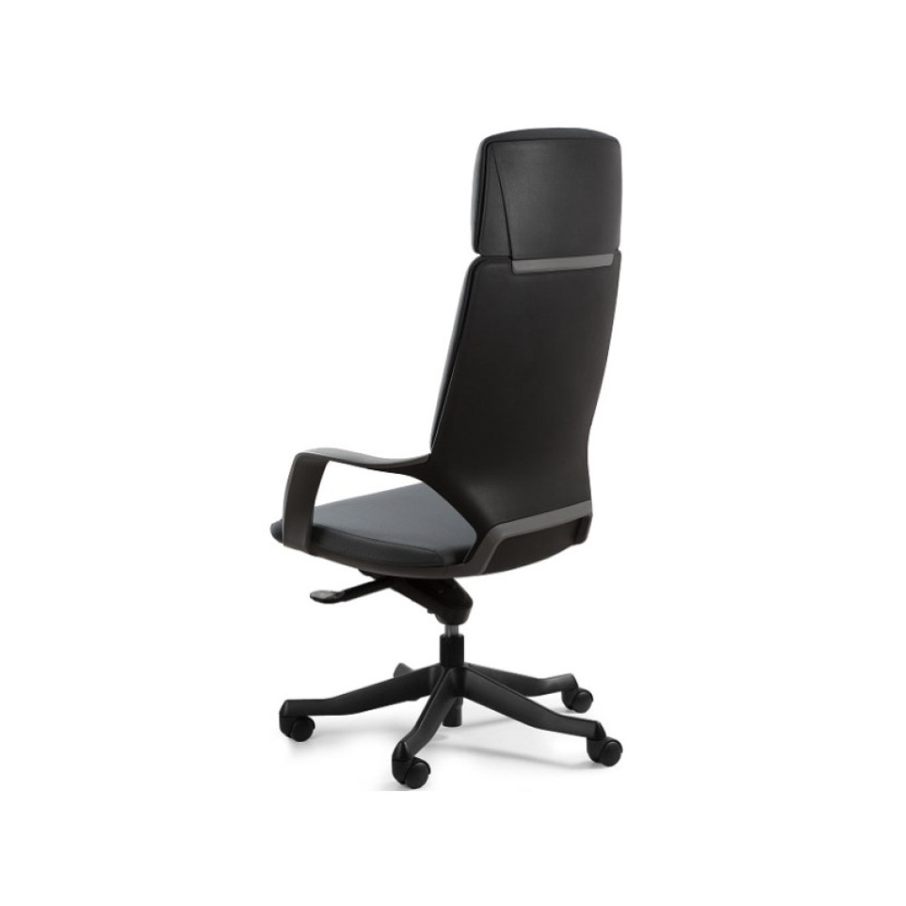 Czarny ergonomiczny fotel biurowy z wysokim oparciem na kolkach na bialym tle.