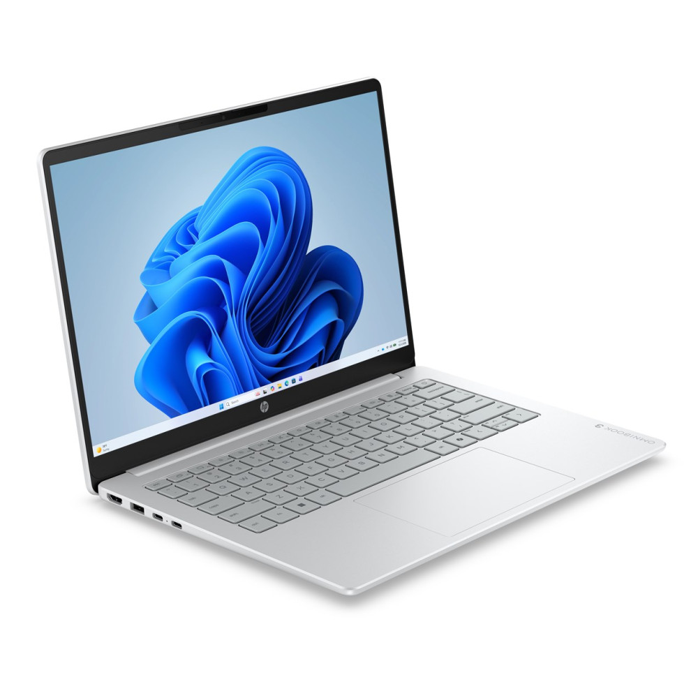 Srebrny laptop z jasnoniebieskim abstrakcyjnym tłem na ekranie stoi na białej powierzchni.