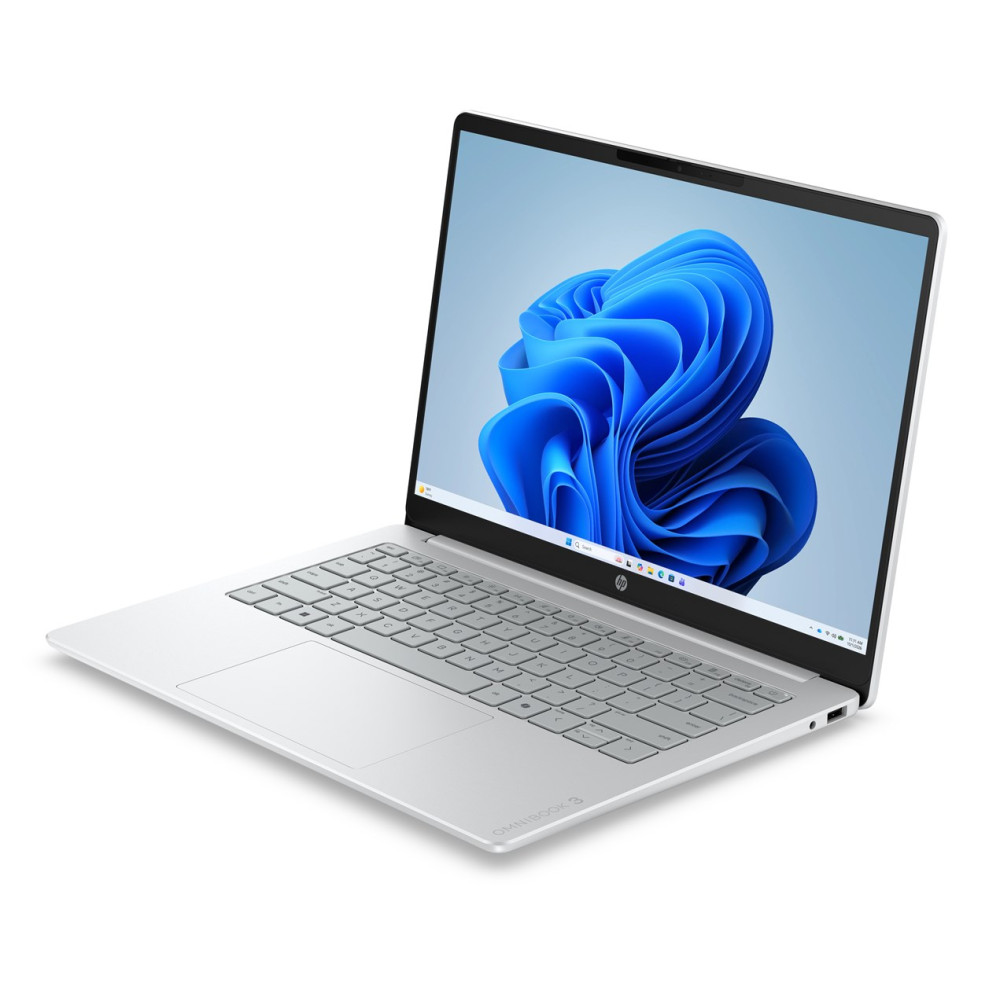 Srebrny laptop HP otwarty na białym tle, z jasnoniebieską abstrakcyjną tapetą na ekranie.