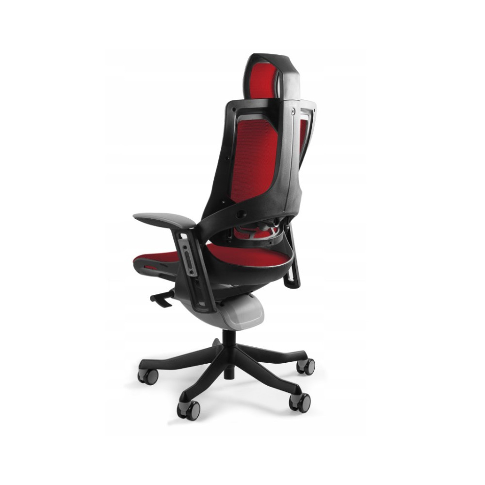 Ergonomiczne, czarno-czerwone krzesło biurowe na kółkach na białym tle.