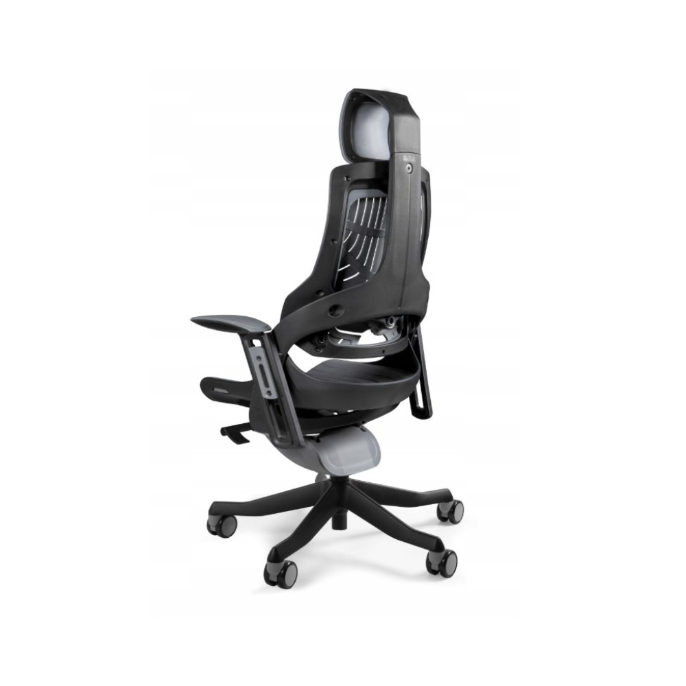 Widok z tyłu ergonomicznego czarnego krzesła biurowego z zagłówkiem i kółkami.