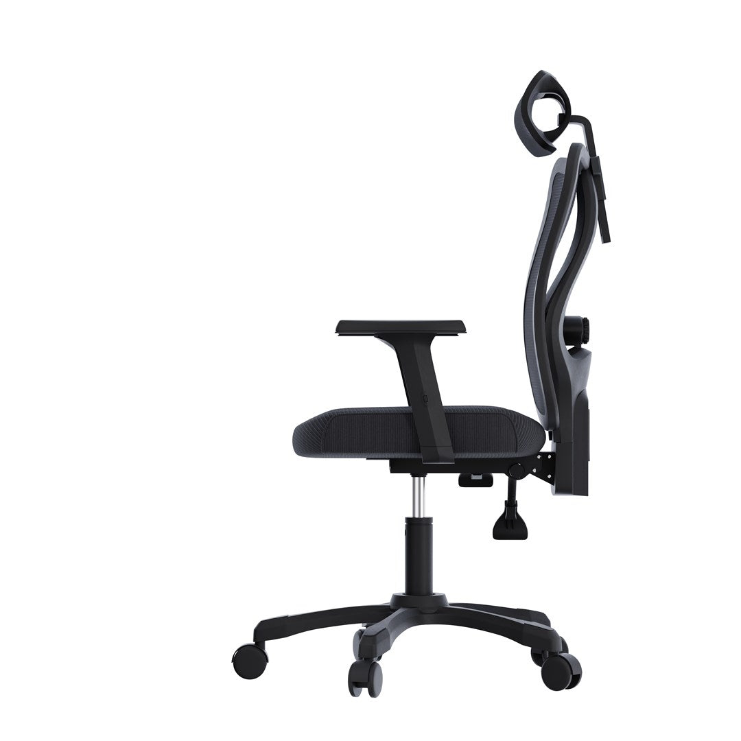 Widok z boku nowoczesnego czarnego ergonomicznego krzesla biurowego z kolkami i zaglowkiem na bialym tle.